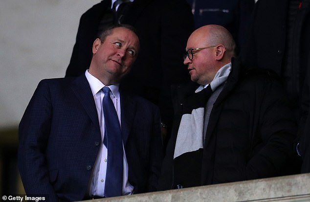 La batalla por el problemático Sheffield Wednesday se perfila como un duelo, con el ex propietario del Newcastle, Mike Ashley, en la carrera.