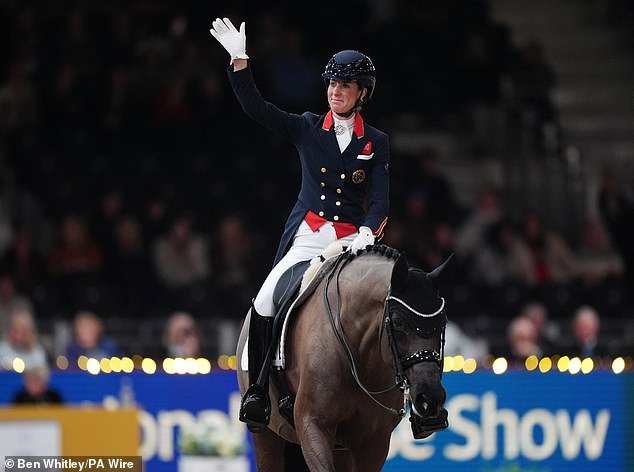 “Muy emotiva” Charlotte Dujardin rompe su silencio cuando la atleta olímpica deshonrada regresa a la competencia de alto nivel después de cumplir una suspensión de un año por azotar excesivamente a su caballo.