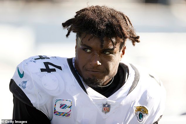 Los policías que perseguían a Marshawn Kneeland de los Cowboys antes de su suicidio arrestaron a la ex estrella de la NFL Myles Jack durante un control de asistencia social.