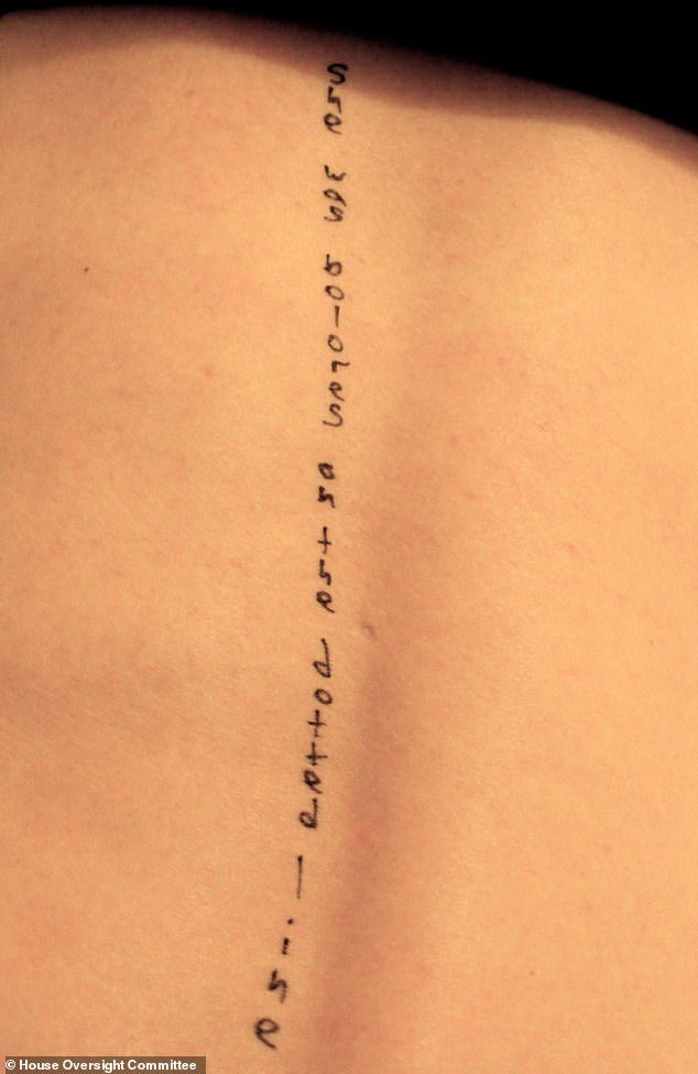 El siniestro significado detrás de los mensajes de ‘Lolita’ en los archivos recientemente publicados de Jeffrey Epstein mientras las imágenes muestran citas inquietantes garabateadas en el cuerpo de la mujer