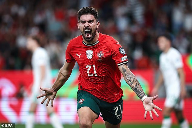 Ruben Neves aparece como una opción para Man United: estrella disponible por £ 20 millones en la ventana de enero mientras apunta a regresar a la Premier League después de mudarse a Arabia Saudita, con el club considerando varios objetivos en el mediocampo.