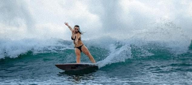 Mujer británica ‘entra en los libros de récords’ surfeando una enorme ola en Portugal