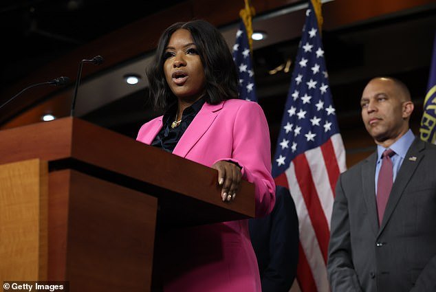 Demócrata usa foto de mujer negra equivocada para promocionar el apoyo de Jasmine Crockett al vergonzoso fracaso de campaña