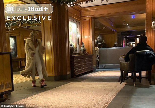 Un estafador de Texas AG se revela con su amante… cuando una fuente revela todos los detalles de su ultra chic viaje de esquí a Aspen