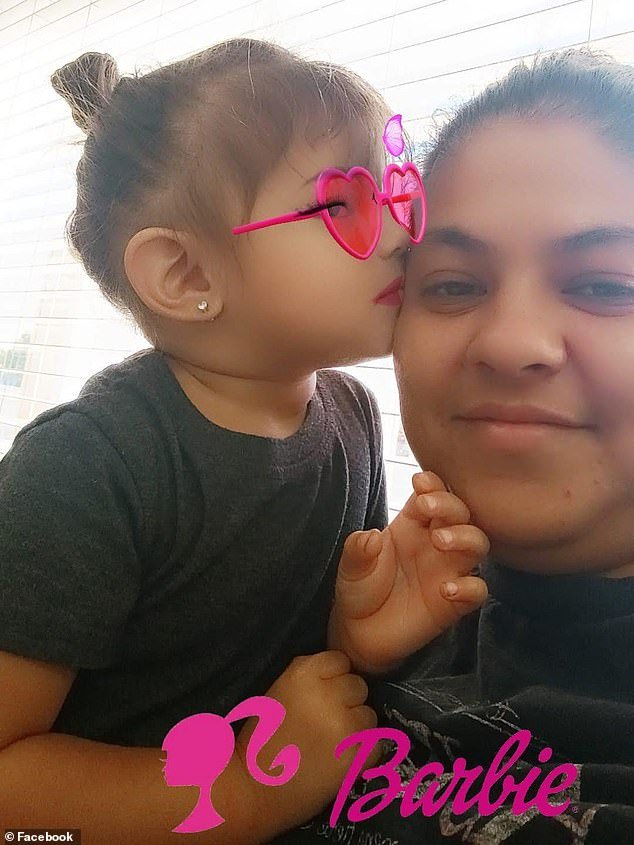 Una mujer de 28 años y un niño de dos años salen disparados de un coche y mueren en una violenta colisión en California