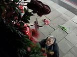 El “Grinch de la vida real” fue captado por CCTV destruyendo adornos navideños en un restaurante de lujo en Londres.