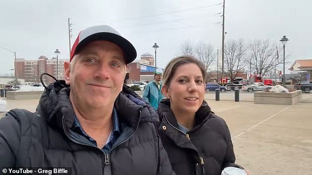 La desgarradora publicación final de Greg Biffle de NASCAR revela anoche con su esposa, quien también murió en un accidente aéreo.