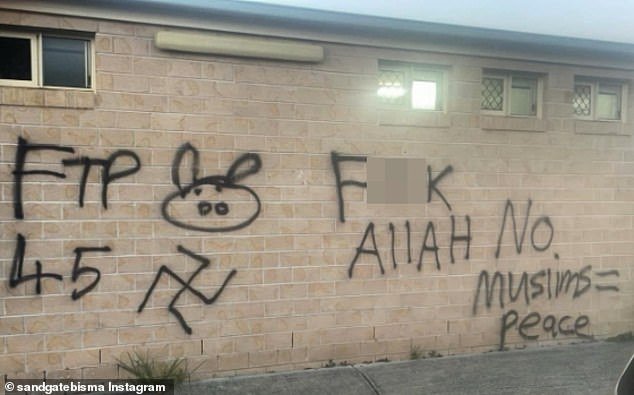 Vista repugnante al costado de una mezquita pocos días después del horrible ataque en Bondi Beach, mientras la estrella del cricket transmite un poderoso mensaje a Australia.