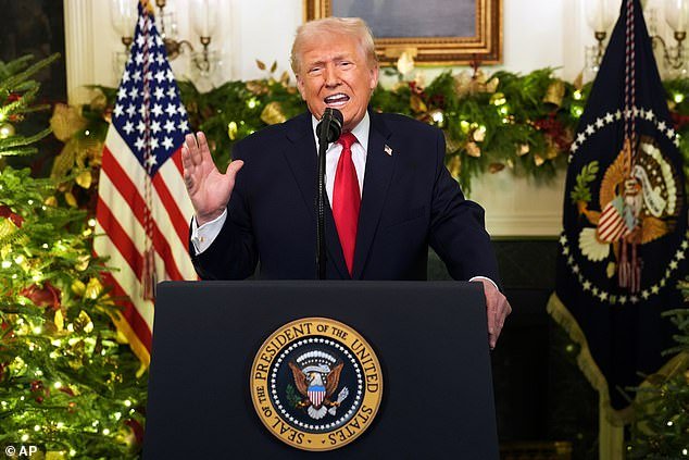 Trump está difundiendo alegría navideña a millones de trabajadores estadounidenses con dos nuevos feriados federales alrededor de Navidad.