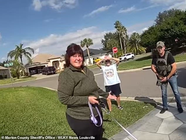 Un dramático video de cámara corporal muestra el momento en que arrestan al presunto secuestrador después de 40 años huyendo… mientras su vecina piensa que el arresto es una broma.