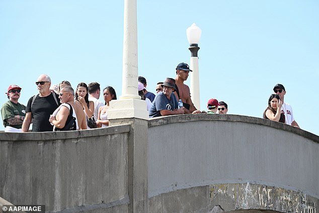 Aumentan los pedidos para que se destruya el puente peatonal de Bondi, mientras los líderes judíos se sumergen en el acalorado debate.