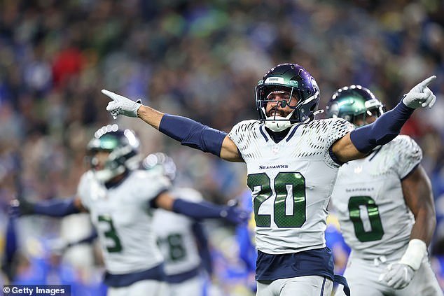 Los Seattle Seahawks de alguna manera derrotan a sus rivales LA Rams en un thriller de tiempo extra y aseguran el lugar a los playoffs… mientras los fanáticos celebran el “Juego del año” de la NFL.