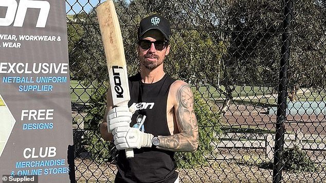 El ajetreado día de un jugador de críquet en el parque, bate en mano, recaudando fondos para Beyond Blue