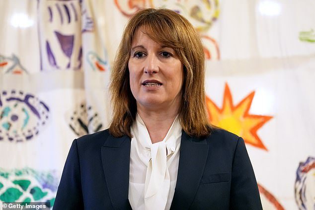 ¡Con razón no quieren que votemos! Las sombrías cifras muestran que Rachel Reeves se embolsó £5.5 mil millones más en impuestos en noviembre ANTES de la redada presupuestaria, pero los desperdició en beneficios y mayor gasto.