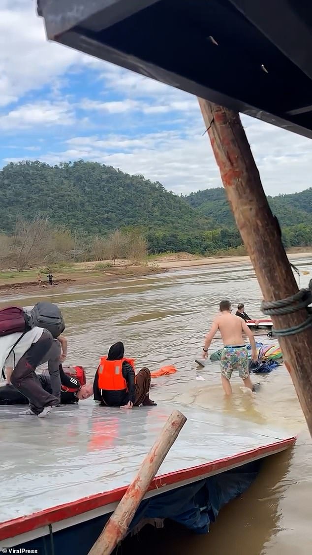 Turistas británicos entre los más de 100 rescatados tras el naufragio de un ferry en Laos