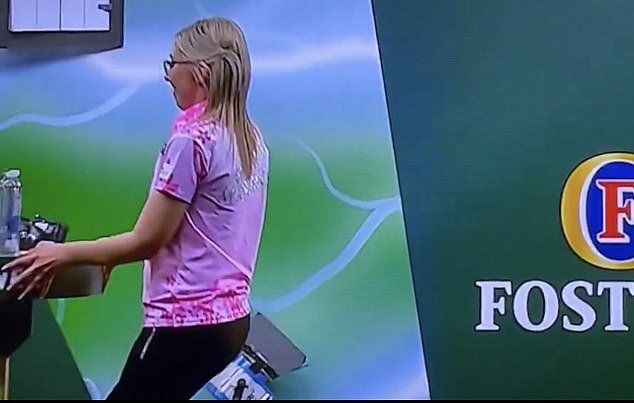 Fallon Sherrock parece hacer un gesto para investigar las payasadas de su exnovio Cameron Menzies después de que Queen of Ally Pally fuera expulsada del Campeonato Mundial.