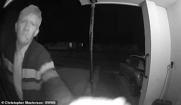 Un vecino de ‘pesadilla’ con 140 condenas obliga a una pareja aterrorizada a atrincherarse en su propia casa