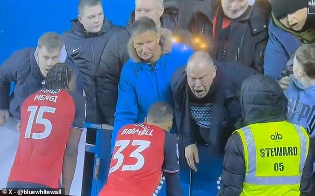 Un fanático de Luton GOLPE a otro fanático en escenas impactantes transmitidas en vivo por Sky, mientras estallan las tensiones después de que los jugadores se dirigen a los fanáticos frustrados luego de la derrota tardía en Reading.