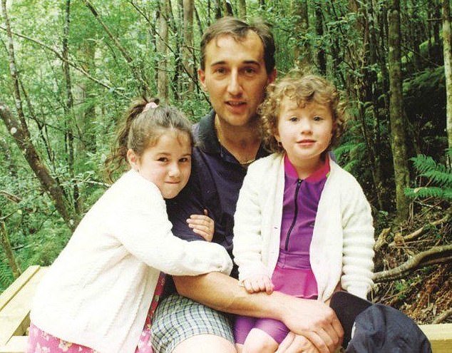 El padre, que sufrió pérdidas inimaginables en la masacre de Port Arthur, le envía un poderoso mensaje a Albo, mientras salen a la luz los enormes costos del nuevo programa de recompra de armas.