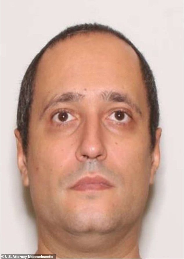 El tirador de la Universidad de Brown hizo ruidos inquietantes mientras disparaba a los estudiantes mientras el FBI lo criticaba por una conferencia de prensa “complaciente” a pesar de los fracasos que le permitieron matar a un profesor del MIT.