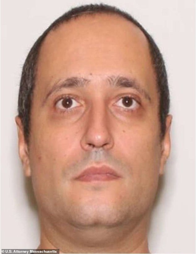 Un amigo del tirador de la Universidad de Brown revela que intimidaba a sus compañeros de clase y los veía como “esclavos” mientras el mensaje oculto del asesino en Internet sale a la luz