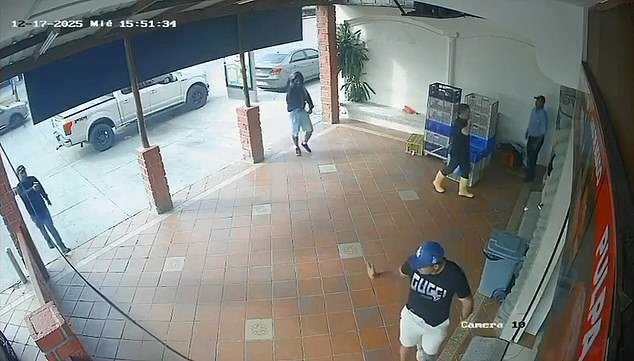 Mira el horrible momento en el que dos hombres armados matan a tiros al exfutbolista internacional, de 33 años, después de pedir clemencia