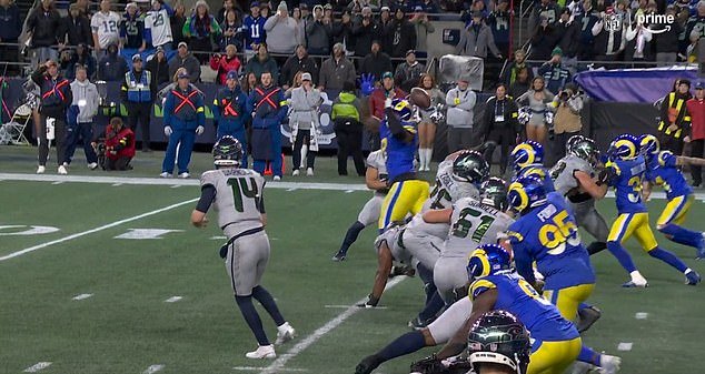 Los fanáticos están divididos sobre la controvertida conversión de dos puntos del “truco de magia” que provocó la victoria de los Seahawks sobre los Rams.