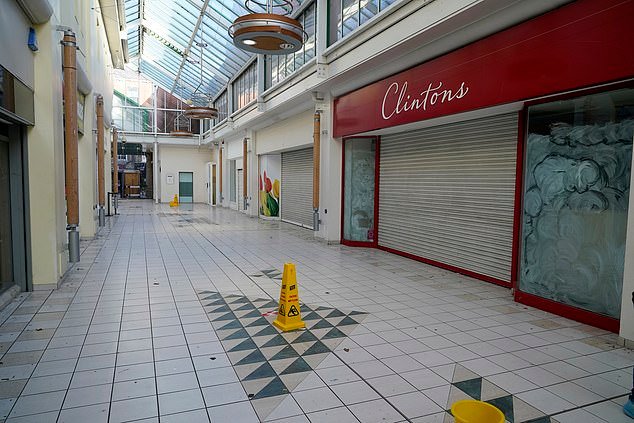 El centro comercial más triste de Gran Bretaña: el centro comercial de la ciudad ribereña permanece vacío justo antes de Navidad en una crítica condenatoria a la calle principal, mientras los lugareños deprimidos dicen que es “patético”.