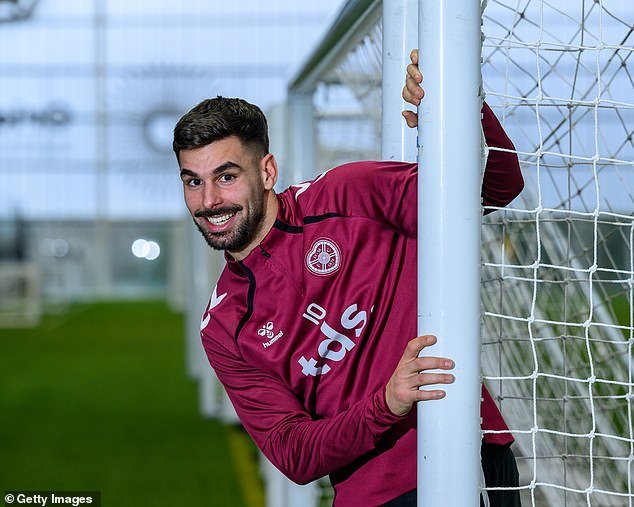Calcetines alrededor de los tobillos, habilidad natural, honestidad refrescante… no es de extrañar que los corazones se desmayen por Claudio Braga.