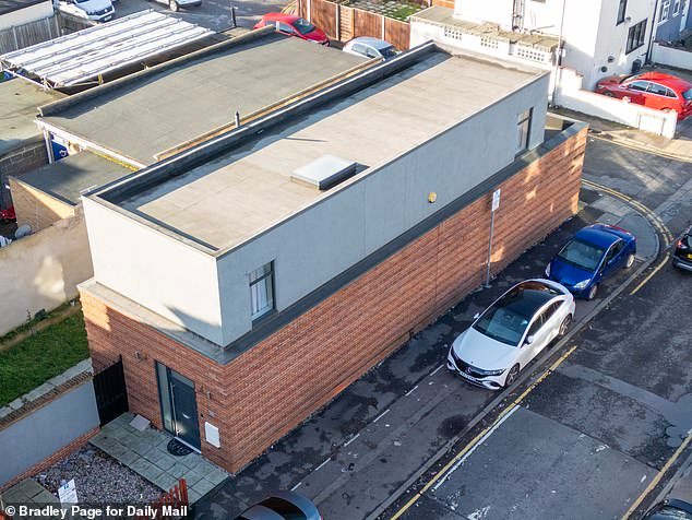 ¿Es ésta realmente la “peor casa de Gran Bretaña”? Los vecinos comparan la nueva construcción ‘espantosa’ con ‘Bibby Stockholm’ después de que los propietarios la pusieran en el mercado por £500,000… pero espera hasta que TÚ veas el interior