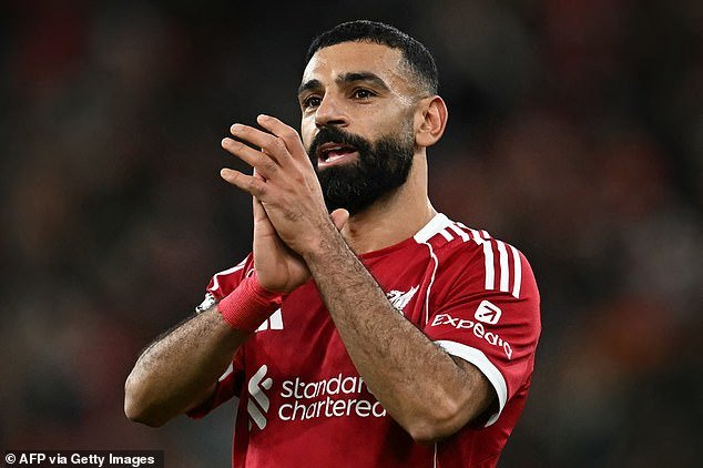 Mohamed Salah se ha disculpado con sus compañeros del Liverpool después de haber sido “arrojado debajo del autobús”, revela Curtis Jones, mientras expresa su apoyo al egipcio.