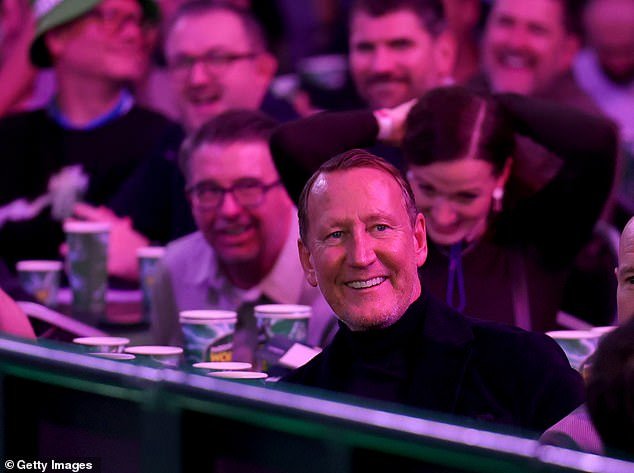 ¡La ex estrella del Arsenal bebe una pinta mientras juega a los dardos después de que los fanáticos de Ally Pally se burlaran de él por estar aburrido!