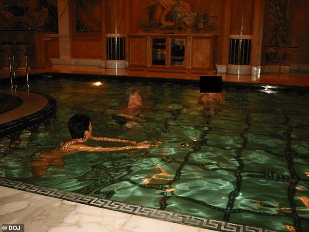 Bill Clinton nada con una mujer misteriosa y posa con Kevin Spacey y Michael Jackson mientras el Departamento de Justicia finalmente publica los archivos tan esperados.