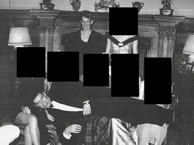 Andrew Mountbatten-Windsor aparece recostado en el regazo de cinco mujeres en Sandringham mientras Ghislaine Maxwell mira sonriendo, mientras la realeza deshonrada aparece en un nuevo tesoro de archivos de Epstein.