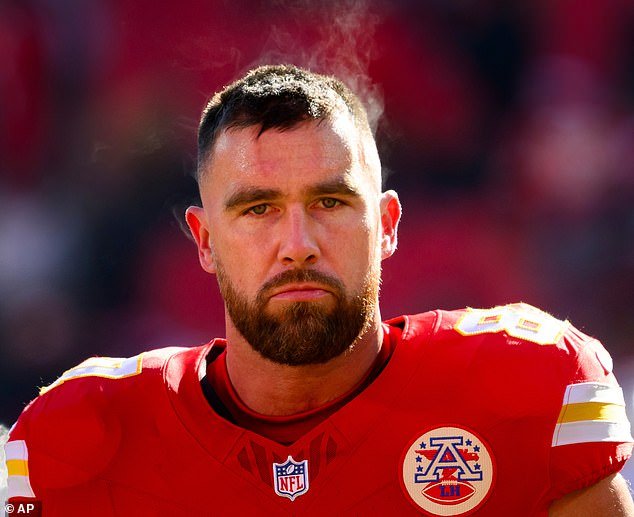 Abatido Travis Kelce se niega a desmentir los rumores de retiro y revela por qué ignoró a los medios tras la reciente derrota de los Chiefs