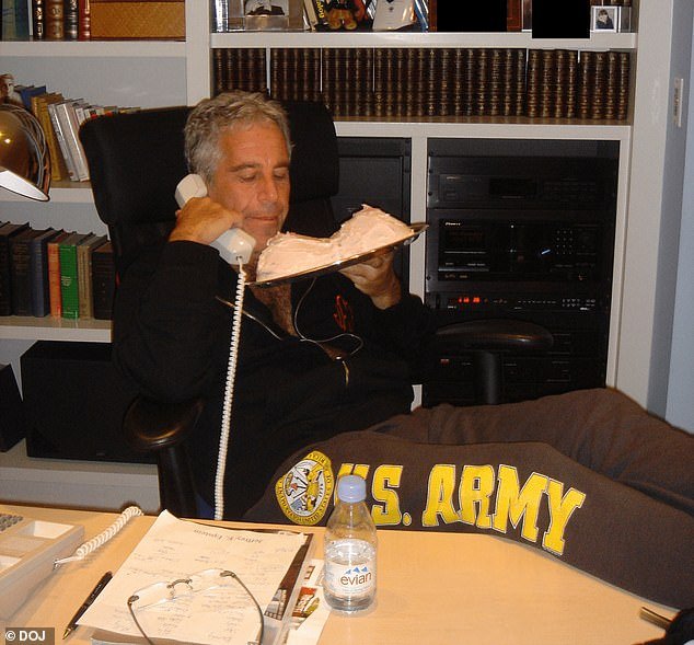 El Departamento de Justicia de Trump es acusado de censurar archivos de Epstein tachando documentos completos