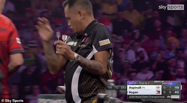 Momento divertido: la estrella de los dardos huye de la avispa Ally Pally mientras un insecto causa más caos en el Campeonato Mundial de Dardos