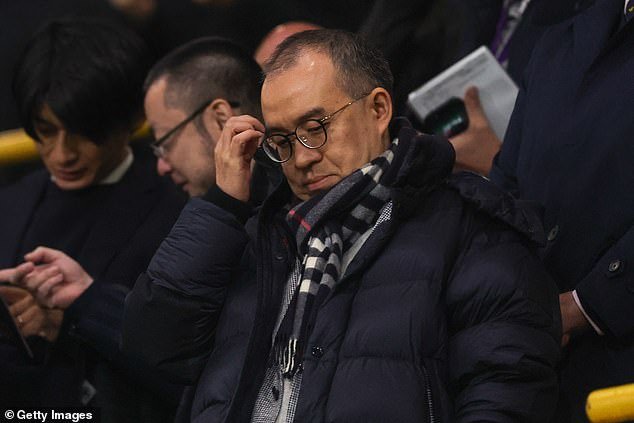 El presidente de los Wolves da un paso adelante: los fanáticos enojados cumplen su deseo cuando Jeff Shi renuncia después de semanas de protestas y el equipo de Rob Edwards está en camino al Campeonato