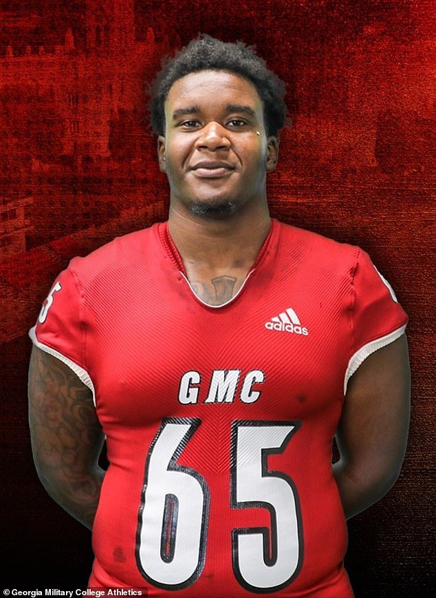 Un jugador de fútbol universitario muere en un incendio en la casa de su abuelo