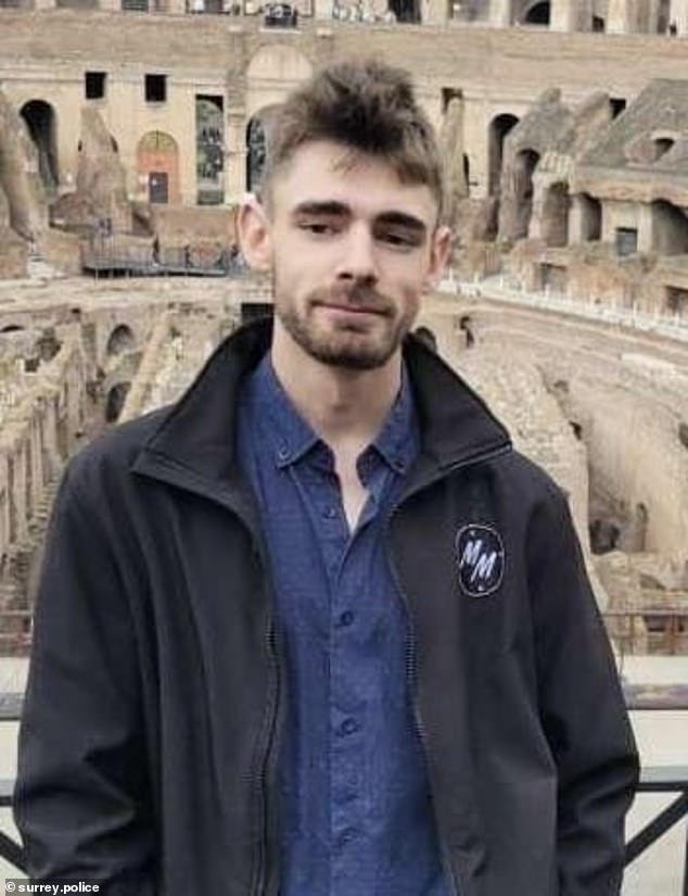 En la foto: Hombre de 23 años que fue apuñalado en un callejón junto a un pub; acusado de asesinato cuando tenía 15 años.