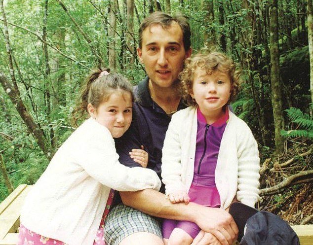 Un hombre que perdió a su esposa y a sus dos hijas pequeñas en la masacre de Port Arthur está enviando un poderoso mensaje después del ataque a Bondi Beach, mientras las nuevas reformas en materia de armas provocan un feroz debate entre los australianos.