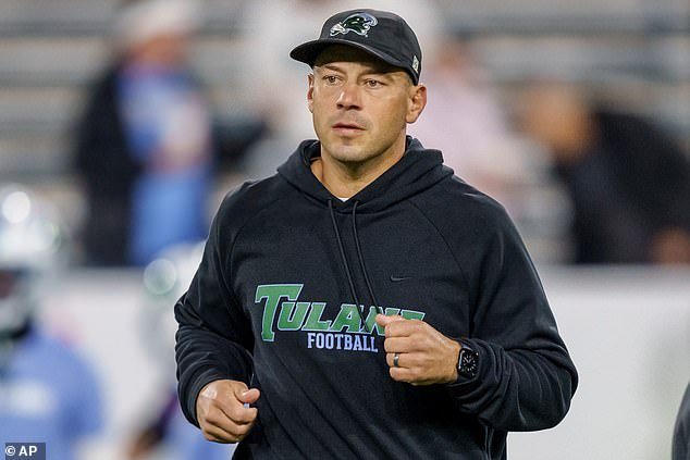 El entrenador de fútbol de Tulane, Jon Sumrall, recibe una desgarradora noticia familiar en vísperas del debut de su equipo en los playoffs.