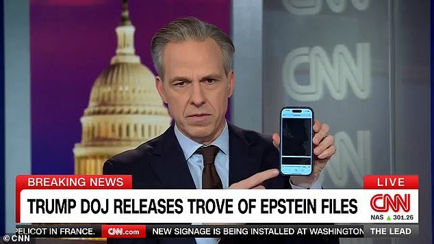 El atónito presentador de CNN Jake Tapper hojea “100 páginas de redacción” en los archivos de Epstein, publicados en vivo