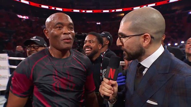 La leyenda de UFC Anderson Silva, de 50 años, anuncia un cambio sorpresa de carrera en vivo en Netflix después de ganar un enfrentamiento de boxeo con un brutal nocaut.