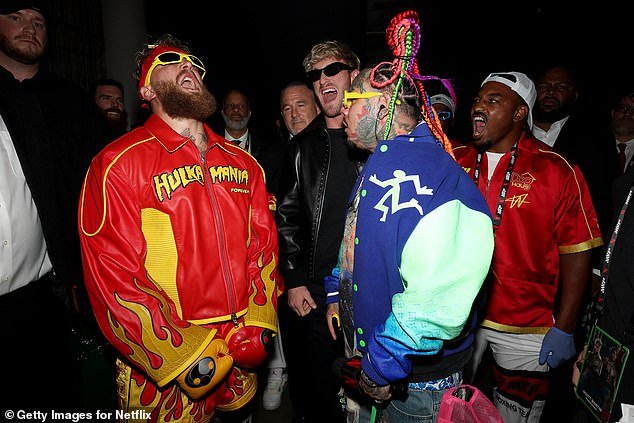 El rapero Tekashi 6ix9ine causa controversia con su impactante aparición en el paseo por el ring de Jake Paul, a pesar de enfrentar pena de cárcel