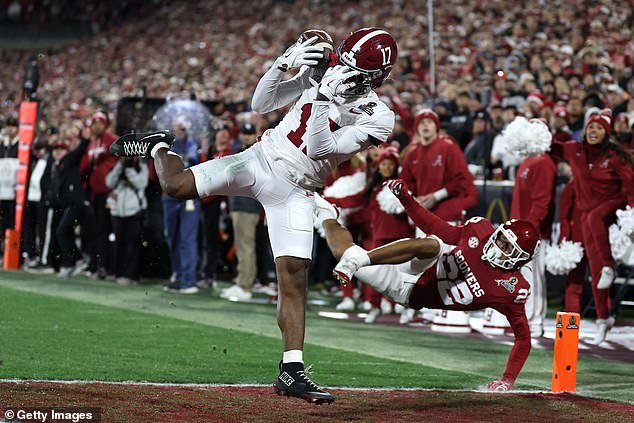 Alabama se recuperó de un déficit de 17 puntos para asegurar una gran victoria sobre Oklahoma mientras el Playoff de fútbol universitario comienza con fuerza.