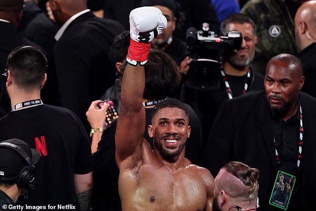 Anthony Joshua llama a Tyson Fury para su esperada pelea el próximo año después de derrotar a Jake Paul por nocaut