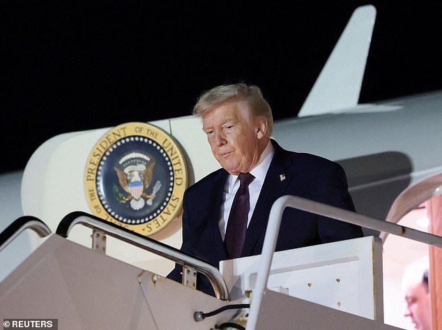 El taciturno Trump huye del creciente descontento por el “encubrimiento” de Epstein y se va de vacaciones sin comentarios