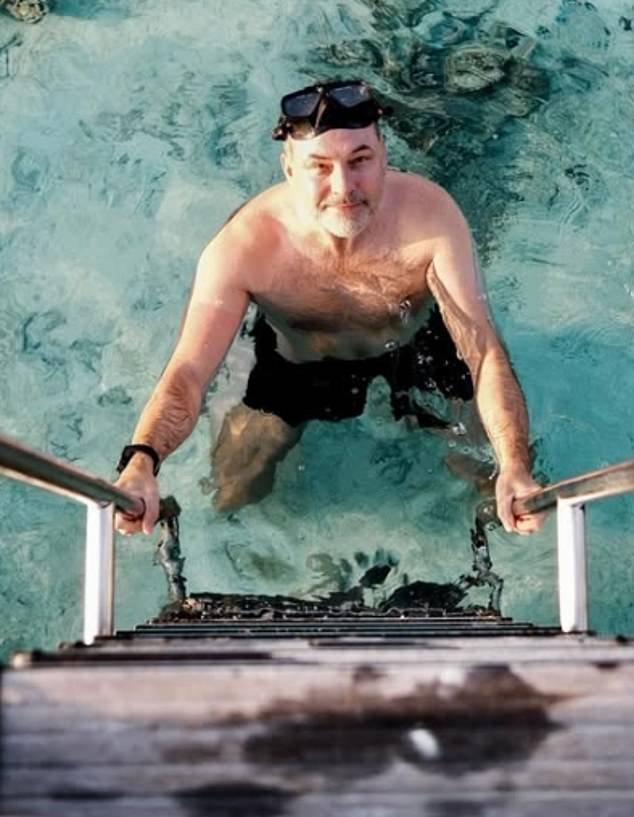 David Walliams disfruta del sol durante sus vacaciones en las Maldivas con su hijo después de que el editor lo despidiera por acusaciones de que acosaba al personal femenino subalterno.