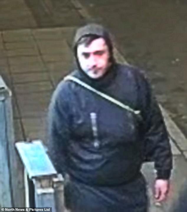 La policía publica una fotografía de un hombre después de que el árbol de Navidad del pueblo fuera cortado pocas horas después de que se encendieran las luces.